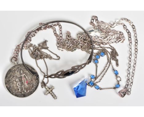 A SELECTION OF JEWELLERY, to include a Celtic silver hinged bangle with a black enamel panel to front, a circular silver meda