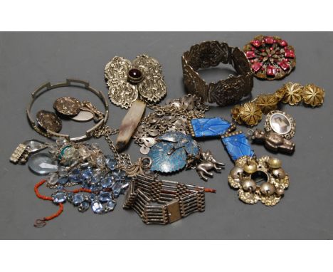 A box of miscellaneous costume jewellery to include filigree work bracelet, white metal gate link bracelet, white metal and c