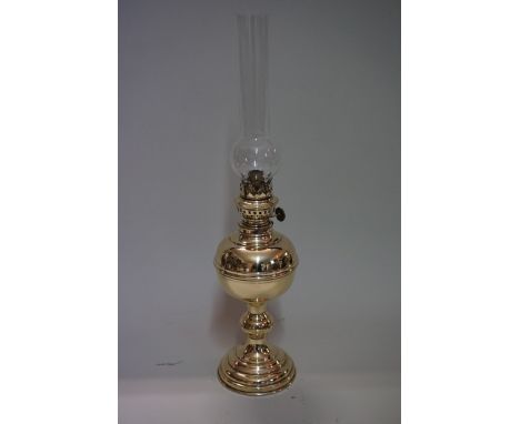 A brass oil lamp,&nbsp;height excluding chimney 28cm.&nbsp; 