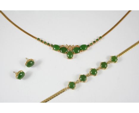 A NEPHRITE JADE AND GOLD NECKLACE formed with five oval jade cabochons, with small jade cabochons set to the gold necklace, 4