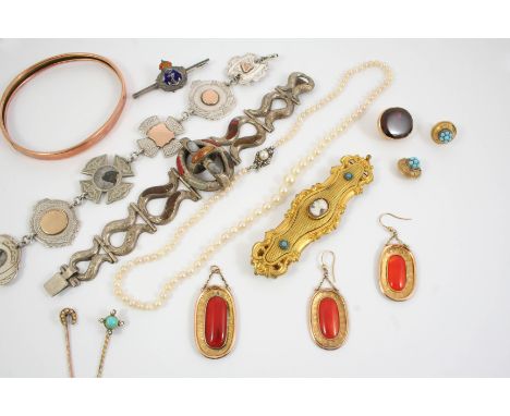 A QUANTITY OF JEWELLERY including a Scottish agate and silver bracelet, a single row graduated cultured pearl necklace, a gol