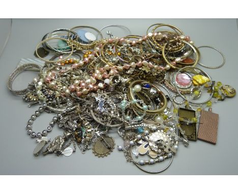 Costume jewellery 