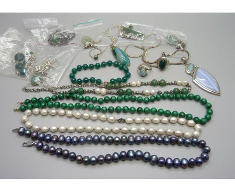 A malachite bead necklace, pearl necklaces, a silver stone set pendant, a silver ring, etc. 