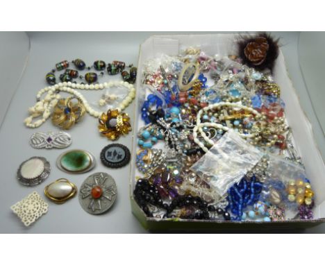 A collection of costume jewellery 