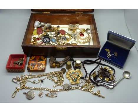 A wooden box of costume jewellery, a 9ct gold horseshoe brooch, a/f, a small 9ct gold pendant, a/f, (1.9g), a photograph lock