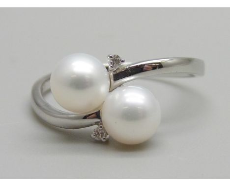 A 9ct white gold, pearl and diamond ring, 2.1g, N 