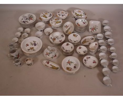 A large Royal Worcester Evesham pattern part dinner service (100+) 