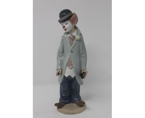 A Lladro figure - Clown with violin CONDITION REPORT: In good condition with no apparent faults. 