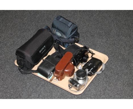 A tray of assorted cameras and cases including a Kodak easy share Z710 digital camera etc