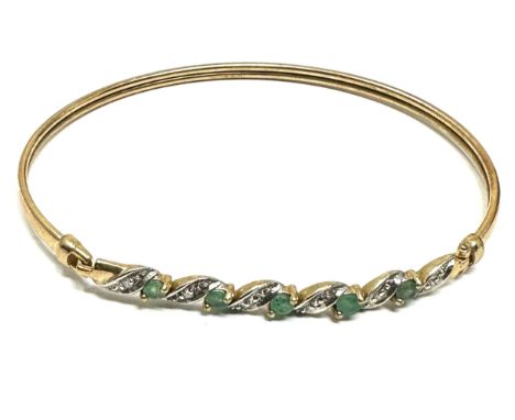 9ct  Gold Diamond And Emerald Hinged Bangle Bracelet (4.5g) 