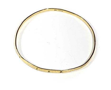 Breon O'CASEY (1928-2011)An 18ct gold bangle the band 2.6mm wide and decorated with spaced X motifs and 60mm diameterHallmark