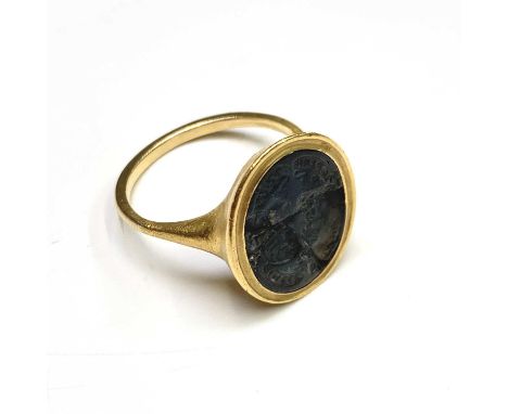 A carved sapphire intaglio heraldic seal carved with conjoined shields set in a gold ring with the inscription "l'amour les u