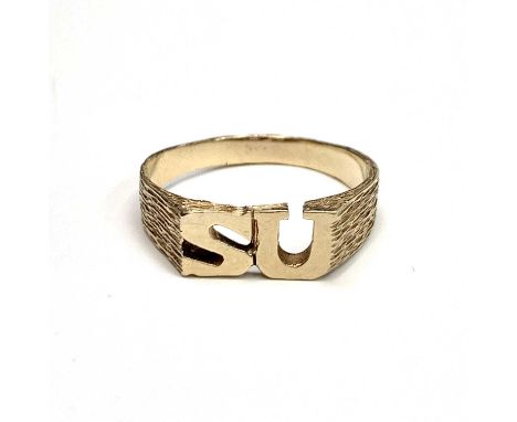 A 9ct gold gentleman's ring with the initials 'S.U.' 3.8gm