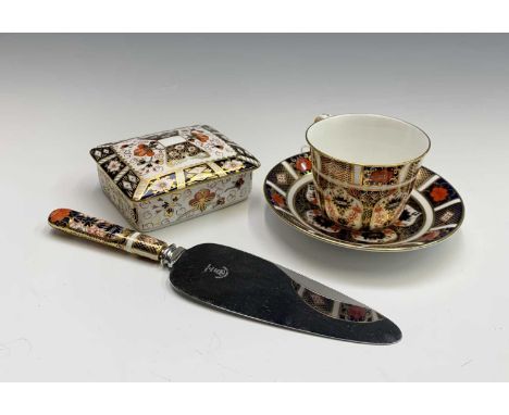 A Royal Crown Derby teacup and saucer, pattern no. 1128, together with a cake slice, and a trinket box, pattern no. 2541 (3).