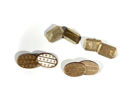 Two pairs of 9ct gold engine turned cufflinks 15.2gm