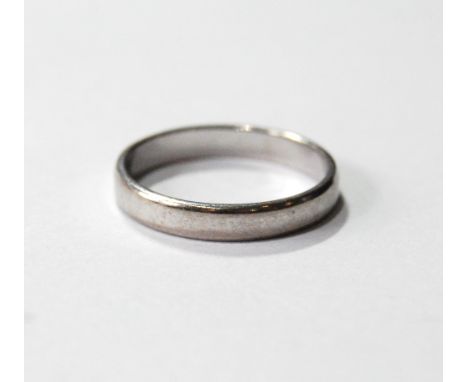 18ct white gold band ring. Condition Report Size K½, 2.4g.