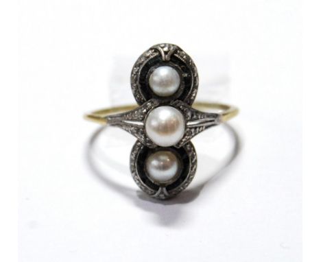 Edwardian pearl and onyx finger ring, in gold and platinum. Condition Report Finger size N.  Overall length of top 19mm.  Gen