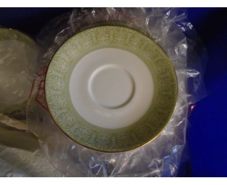 Royal Doulton Sonnet Dinner service - Tea pot, Sugar bowl, Server plate, 8 tea cups, saucers, tea plates, side plates, dinner