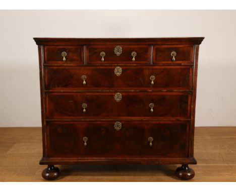 Engeland, noten-, notenwortelhouten commode, ca. 1680, eikenhouten met noten belijmde commode ca.1680 Met zes laden, rozenhou