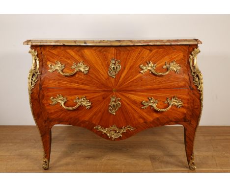 Rozenhouten commode, Louis XV, met brèche d'alep marmeren blad. In het gebombeerde front twee laden. Het geheel versierd met 