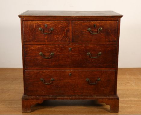 Engeland, eikenhouten commode, ca. 1800, met vier laden br. 80, h. 80 en d. 48 cm [1]