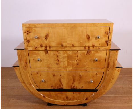 Notenwortelhouten halfronde commode, Art Deco, met drie laden en zwart gelakt bieswerk  br. 116, h. 93 en d. 43 cm [1]