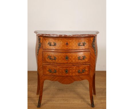 Mahoniehouten commode in Louis XV-stijl, met rood met grijs geaderd marmeren blad (rest.). In het gebombeerde front drie lade