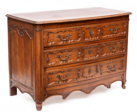 Notenhouten Luikse commode, Louis XV, 18e eeuw. De drie laden ieder met drie gecontourneerde panelen. Bovenblad vernieuwd br.