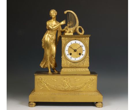Frankrijk, vuurvergulde bronzen pendule, Empire, ca. 1810; Uurwerk uitgevoerd met gaand- en slagwerk op bel. Emaille cijferri