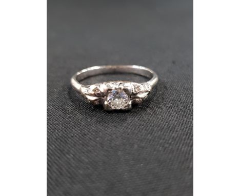 ANTIQUE GOLD AND 5 DIAMOND RING 