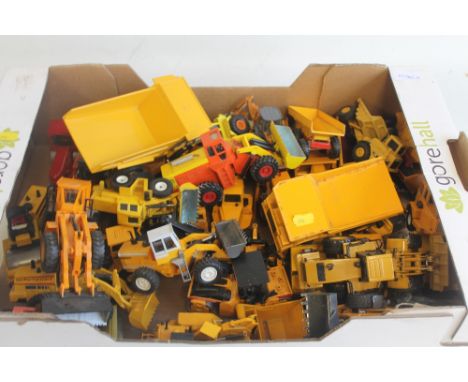 A QUANTITY OF DIECAST AND PLASTIC CONSTRUCTION AND FARM MACHINERY VEHICLES, to include Shovel Loaders, Rollers, Bull Dozers, 