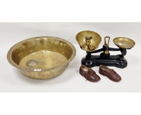 Set of Libre Scale Company cast iron and brass scales with seven brass imperial graduating weights ranging from 1lb to 1/4oz 
