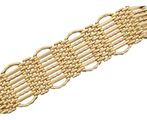 A 9ct gold bracelet, the gate link chain with scalloped sides and heart shape padlock clasp, hallmarks for London, length 18c