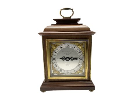 Elliot -  20th century 8-day timepiece mantle clock retailed by Gerrard of London, with a silvered dial, brass spandrels and 