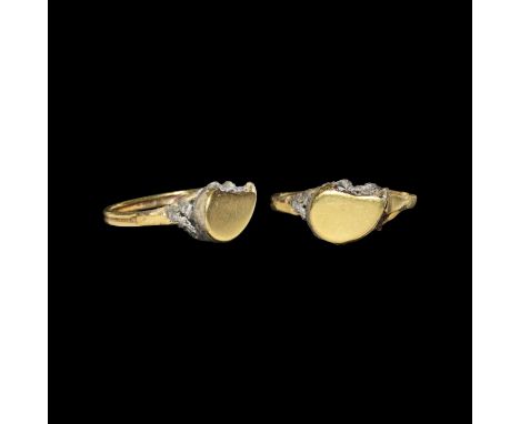 18th century AD. A gold finger ring with hoop formed as two parallel bands joined by leaf-shaped appliqués at the shoulders, 