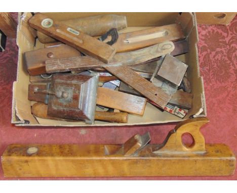 Good quality 20th century hand tools to include spirit levels, a good quality oak vice, etc