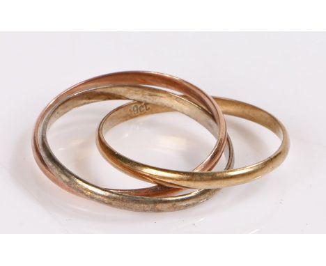 9 carat gold ring, with a trio of bands, 2,6 grams