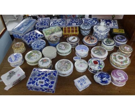 Collection of various porcelain boxes mainly modern including Doulton Harry Potter, Sadler, Wedgwood etc.(approx 38)