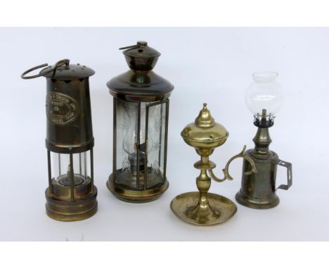 LOT VON 4 ÖL- / PETROLEUMLAMPEN19.Jh. Messing. H. max. 30cm   A MIXED LOT OF 4 OIL / PARAFFIN LAMPS 19th century Brass. Maxim