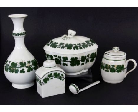 LOT VON 4 TEILEN MEISSNER PORZELLANE MITWEINLAUBDEKOR Meissen. 20.Jh. Vase (18cm), Senftopf mit Löffel (9,5cm), Zuckerdose (1