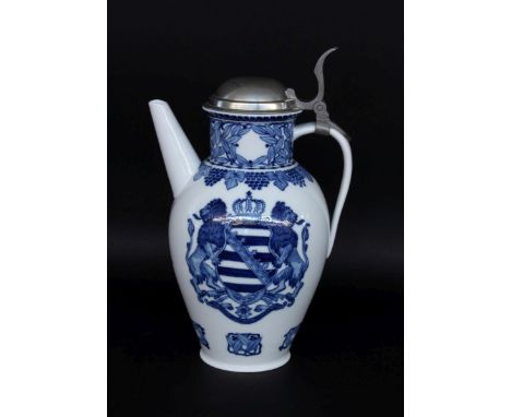 JUBILÄUMSKRUGMeissen 1910 Zum 200-jährigen Bestehen der Königlichen Porzellanmanufaktur in Meissen. Blaumalerei mit sächsisch
