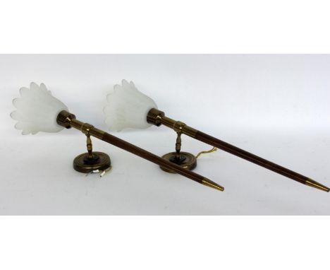 PAAR ART DECO WANDLAMPENFrankreich 1930/40er Jahre Fackelform aus Holz und Messing mit weissen Glasschirmen. L.57cm   A PAIR 