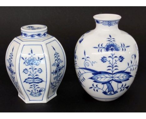 ZWIEBELMUSTER VASE UND TEEDOSEMeissen, 20.Jh. Unterglasurblaue Bemalung. Schwertermarke, 1. Wahl. H.14/16cm.   AN ONION PATTE