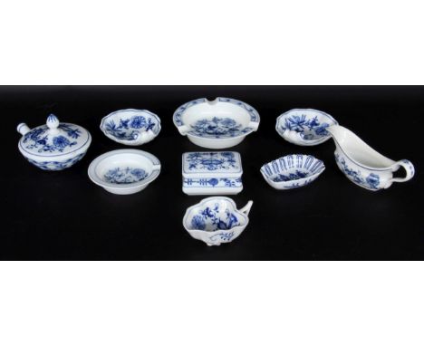 LOT 9 TEILE ZWIEBELMUSTERMeissen, 20.Jh. Aschenbecher, Butterpfännchen, Schälchen, Deckeldose. Schwertermarke, 1. Wahl, 1 Asc
