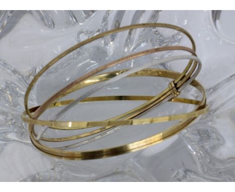 FÜNF GOLDARMREIFEN333/000 Gelbgold. Gelb-, Weiss und Rotgold. Zus. ca. 19g   FIVE GOLD BANGLES 333/000 yellow gold. Yellow, w