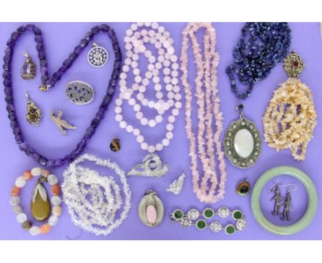 LOT 23 TEILE SCHMUCK,meist Silber. Edelsteinketten, Armbänder, Broschen   A MIXED LOT OF 23 JEWELLERY PIECES, mostly silver. 