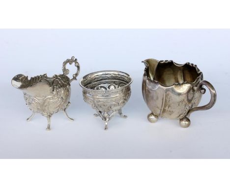 ZWEI SAHNEKÄNNCHEN UND ZUCKERSCHALE800/000 Silber. H.6cm, Zus. ca. 177g   TWO CREAM JUGS AND A SUGAR BOWL 800/000 silver. 6 c