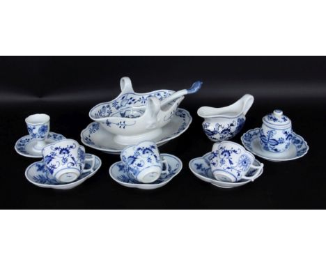 11 TEILE ZWIEBELMUSTERStadt Meissen um 1900 3 Tassen mit U-Teller, Sauciere mit Löffel, Senftopf, Eierbecher, kleine Sauciere