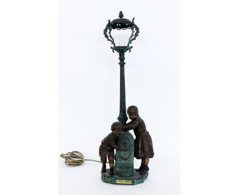 JUGENDSTIL TISCHLAMPEFrankreich um 1900 "Petits Lutins par A.J. Scotte" Kinderpaar unter einer Laterne am Brunnen. Patinierte