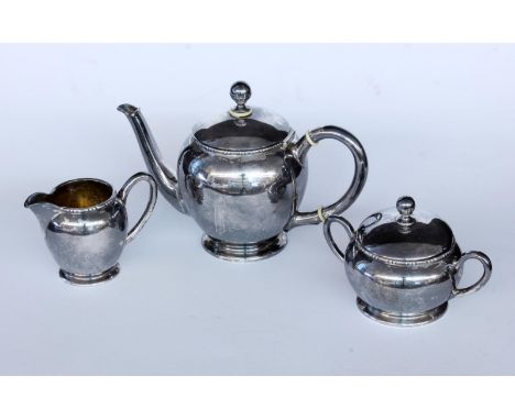 SILBERNE TEESERVICEDeutsch um 1900 800/000 Silber. 3 Teile, bestehend aus Teekanne, Zuckerdose und Milchkännchen. Gest. H. (K